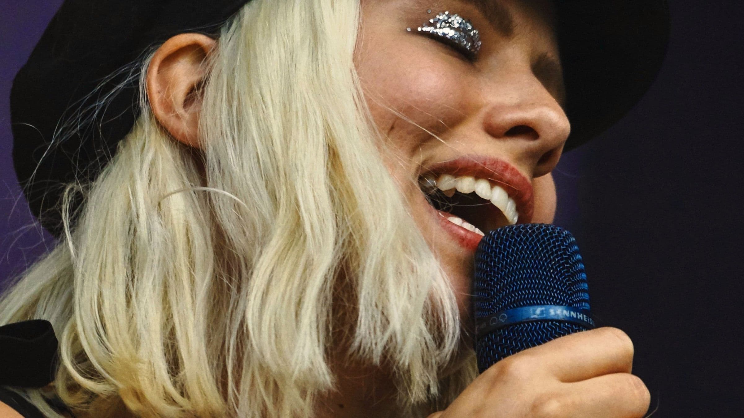 Chanteuse au micro pour un cours de chant individuel à Paris, dans le 92 et en visio